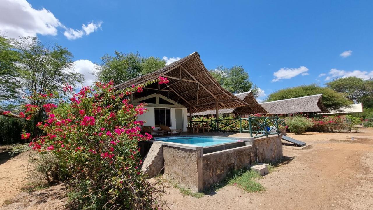 Hotel Manyatta Camp à Voi Extérieur photo