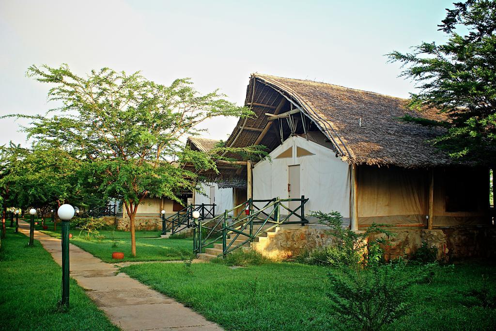 Hotel Manyatta Camp à Voi Extérieur photo