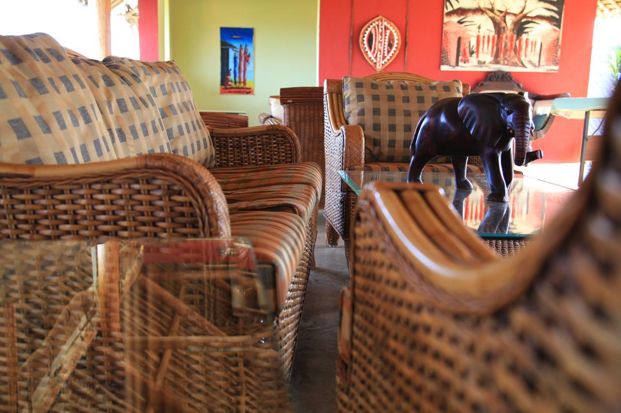 Hotel Manyatta Camp à Voi Extérieur photo