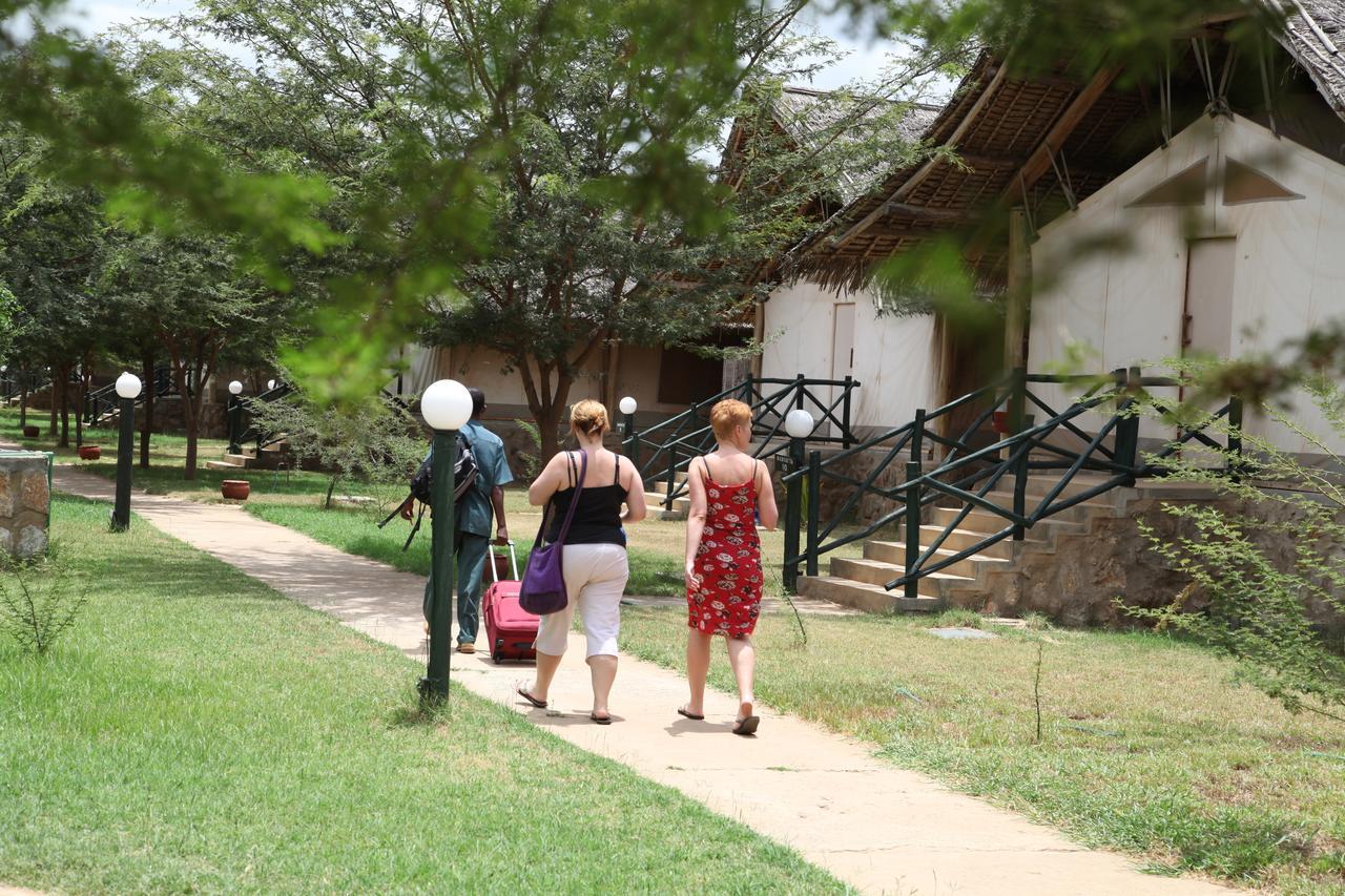 Hotel Manyatta Camp à Voi Extérieur photo